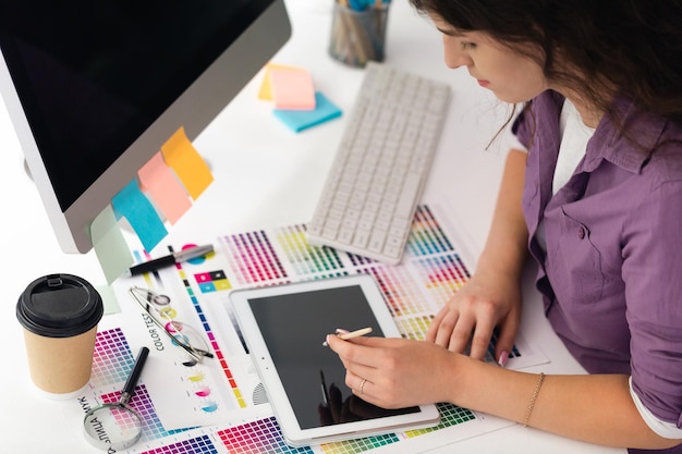 Foto una mujer artista dibujando algo en una tableta gráfica