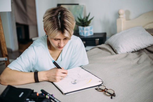 Mujer artista dibujo boceto artista femenina crea un boceto