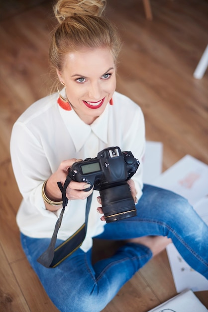 Mujer artista femenina examinando fotos radicales