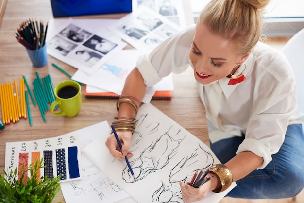 Mujer artista poniendo mucho esfuerzo en su trabajo