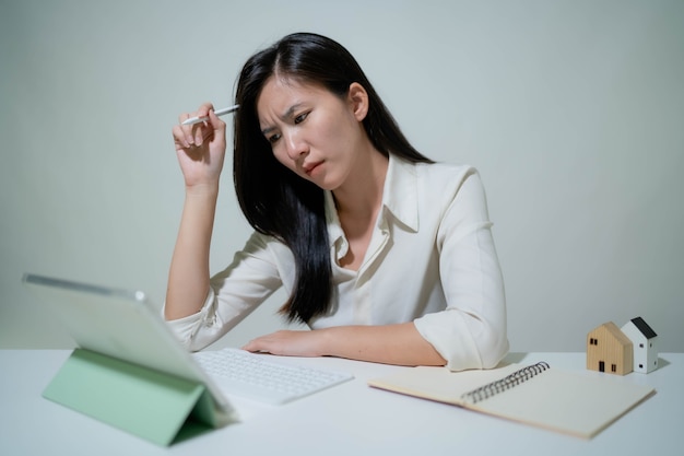 Mujer de Asia Puesta en marcha para negocios en línea. Personas con concepto de trabajo autónomo o empresario pyme de compras en línea. Tamaño de la pancarta