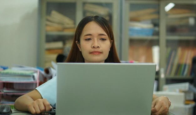 Mujer asiática analizando el plan de trabajo de la computadora