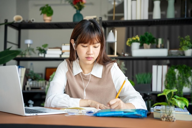 Mujer asiática aprendiendo en línea por computadora portátil