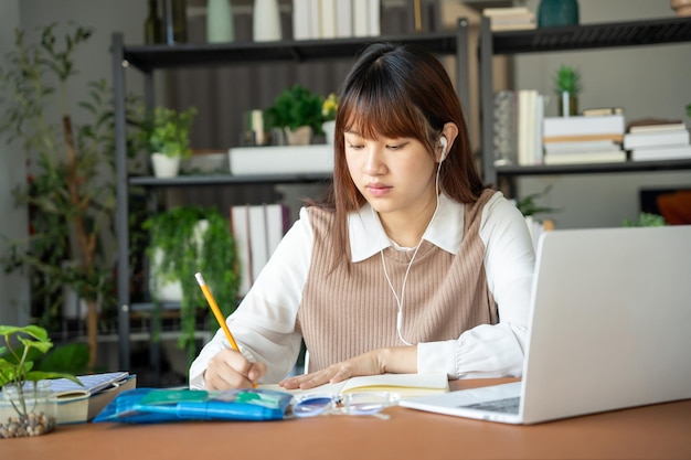 Mujer asiática aprendiendo en línea por computadora portátil