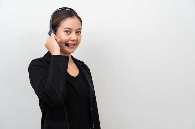 Mujer asiática con auriculares sobre fondo blanco Concepto de negocio de RSE de servicio al cliente