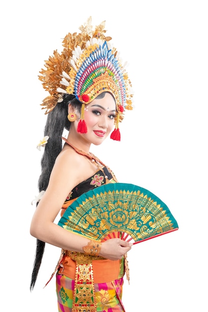 Mujer asiática bailando danza tradicional balinesa aislado