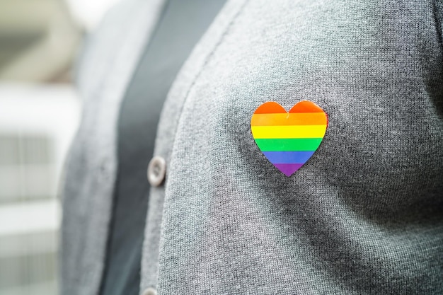 Mujer asiática con la bandera del arco iris Símbolo de los derechos LGBT e igualdad de género Mes del Orgullo LGBT en junio