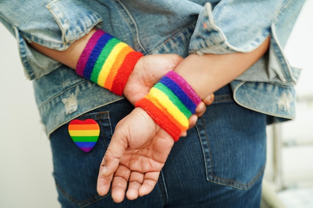 Mujer asiática con bandera arco iris símbolo de derechos LGBT e igualdad de género Mes del Orgullo LGBT en junio