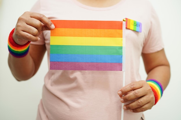 Mujer asiática con bandera del arco iris Símbolo LGBT derechos e igualdad de género Mes del Orgullo LGBT en junio