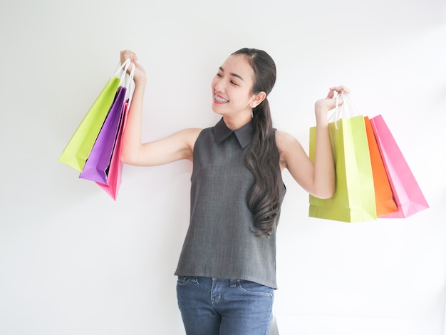 Mujer asiática, con, bolso de compras, en, sala