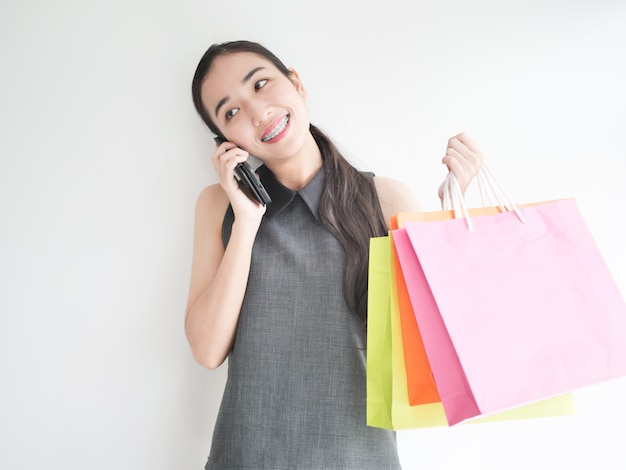 Mujer asiática, con, bolso de compras, en, sala