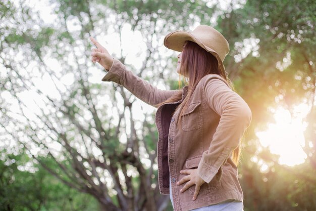 Mujer asiática en el bosque.