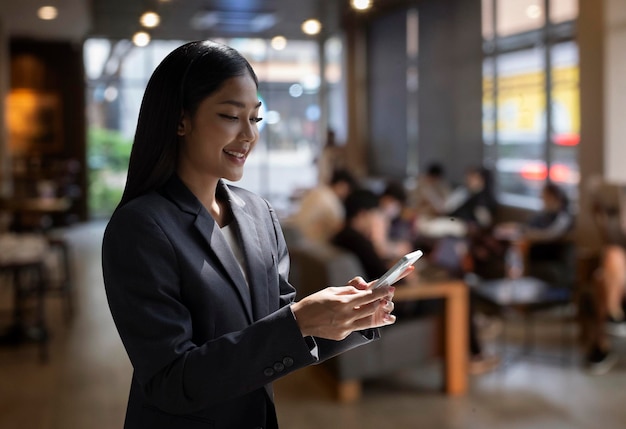 mujer asiática en la cafetería