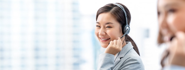 Mujer asiática en call center