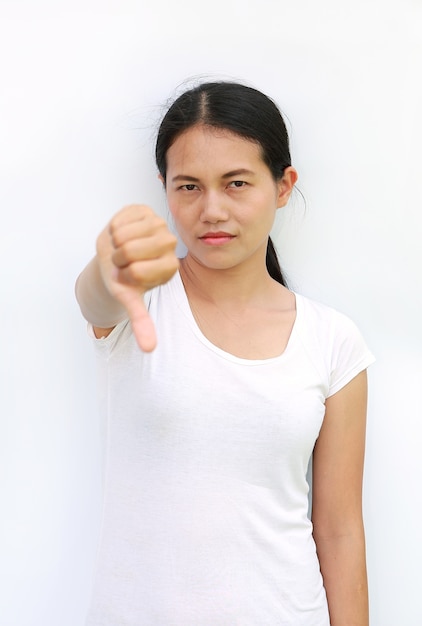 Mujer asiática en camiseta mostrando sobre fondo blanco