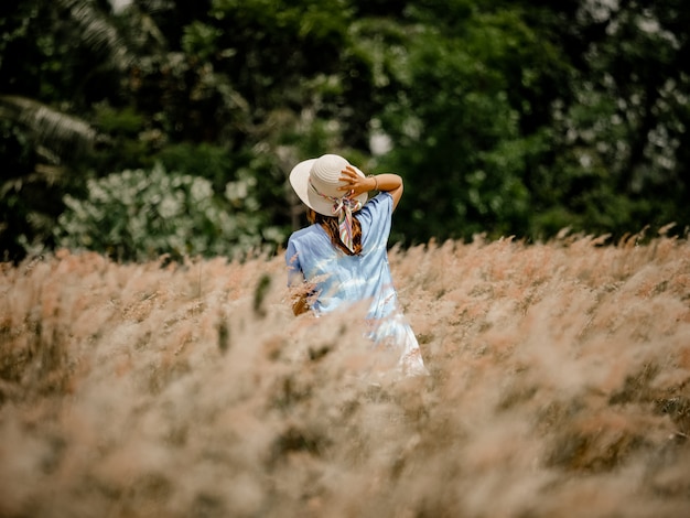 Mujer asiática en el campo con el concepto de viaje de mapa