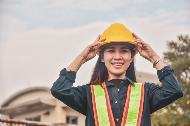 Mujer asiática con casco