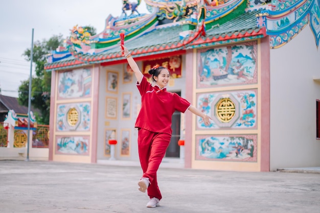 Mujer asiática en cheongsam en el festival del Año Nuevo chino.