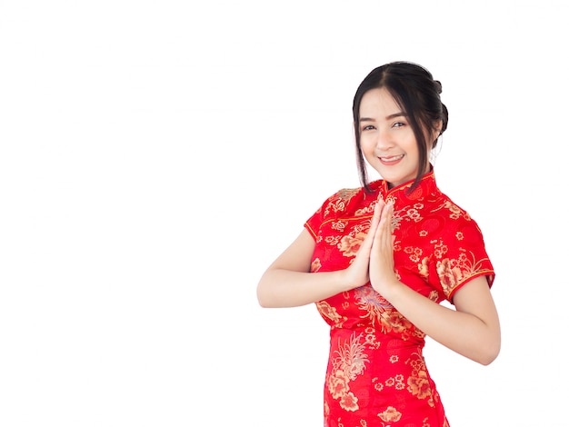 La mujer asiática en chino viste el aislante tradicional del cheongsam en el fondo blanco. Año nuevo chino concepto.