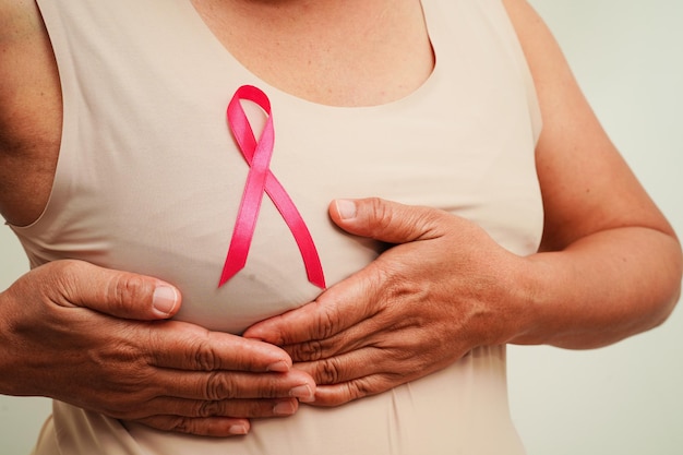 Mujer asiática con cinta rosa Día Mundial del Cáncer de Mama en octubre