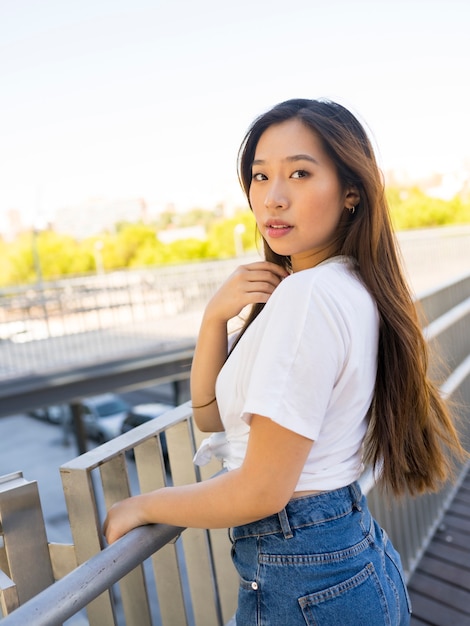 Mujer asiática en la ciudad, pelo largo