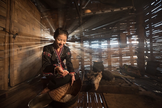 Mujer asiática, cocina, en, casa, en, rural, de, tailandia