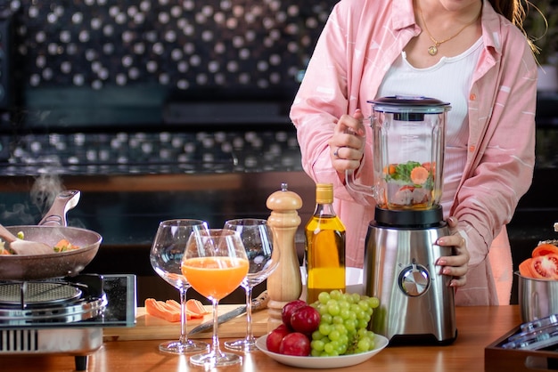 Mujer asiática cocinando en la cocina sus hermosos padres cocinando juntos en la cocina en casa