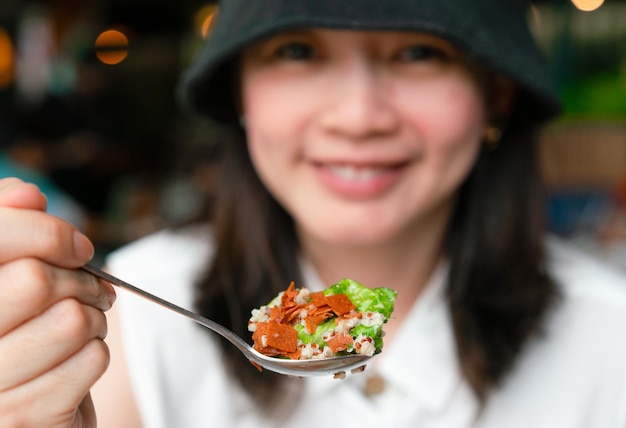 Foto mujer asiática comiendo ensalada
