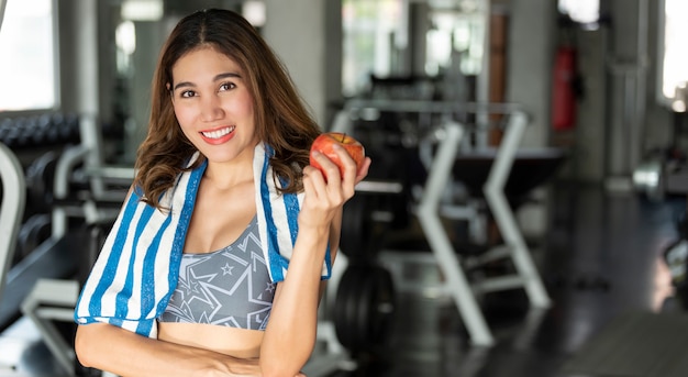 Mujer asiática comiendo manzana saludable