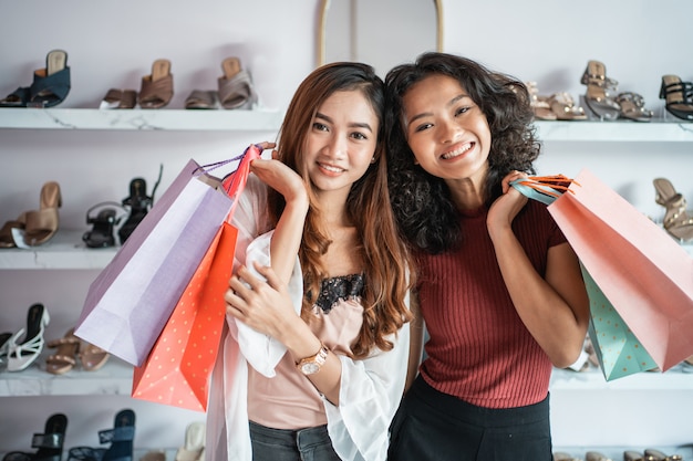 Mujer asiática de compras con amigo