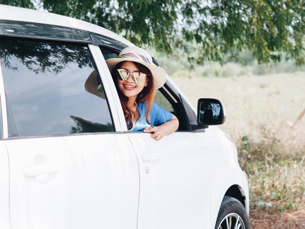 Foto mujer asiática de conducción, concepto de viaje