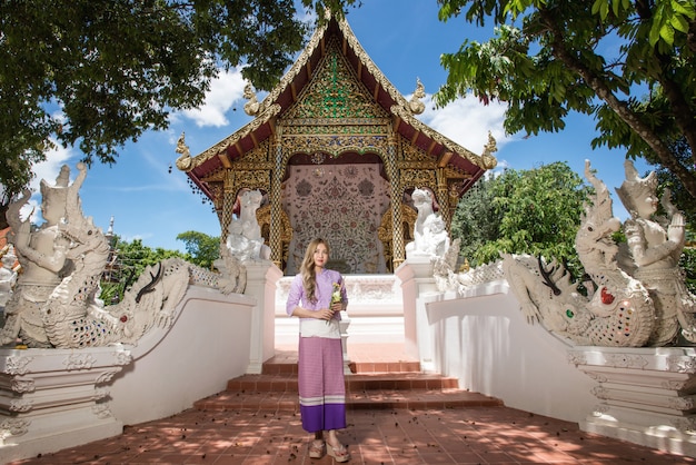 Mujer asiática con cultura tradicional tailandesa estilo lanna, estilo vintage, chaingmai Tailandia