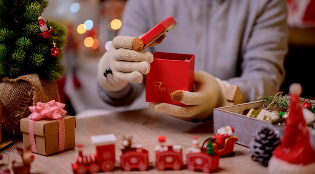 Mujer asiática decorar para Navidad sola en casa. Familia celebra y feliz año nuevo en casa.