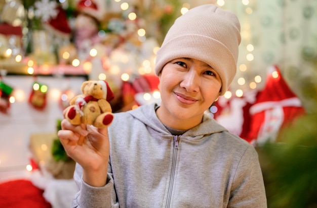 Mujer asiática decorar para Navidad sola en casa. Familia celebra y feliz año nuevo en casa.