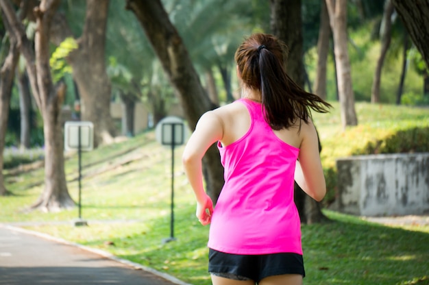 Mujer asiática deporte corriendo