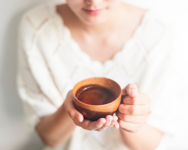 Una mujer asiática disfrutando de su té