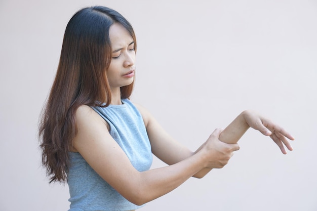 Mujer asiática con dolor en el brazox9