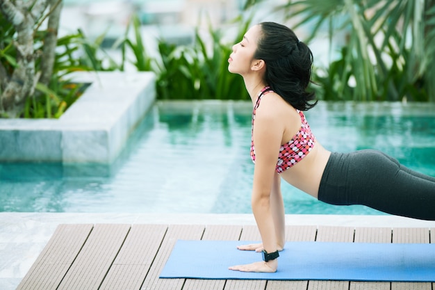 Mujer asiática, ejercitar, en, piscina