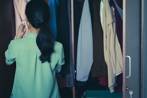 Mujer asiática eligiendo ropa para usar