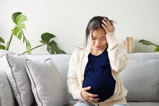 Mujer asiática embarazada con varias expresiones