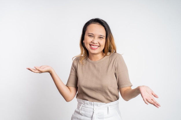 Mujer asiática emocionada con la palma de dos manos hacia arriba