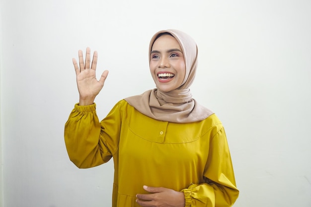 Mujer asiática emocionada con un vestido informal que da el número 12345 con un gesto manual