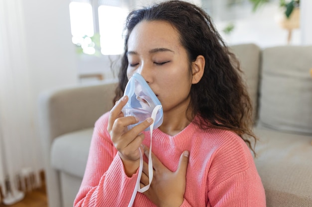 La mujer asiática enferma que hace que la medicina de inhalación sea la mejor medicina Mujer enferma que usa una máscara de oxígeno y se somete a tratamiento para una mujer covid19 con un inhalador