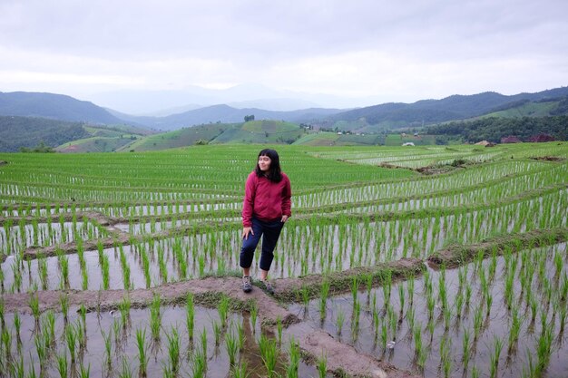 Foto la mujer asiática es libre y feliz en los campos de arroz en terrazas en las montañas de tailandia