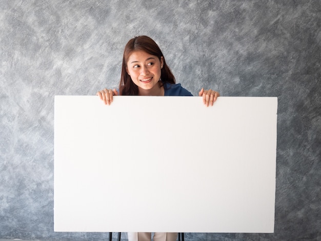 Mujer asiática con espacio de copia de bandera blanca