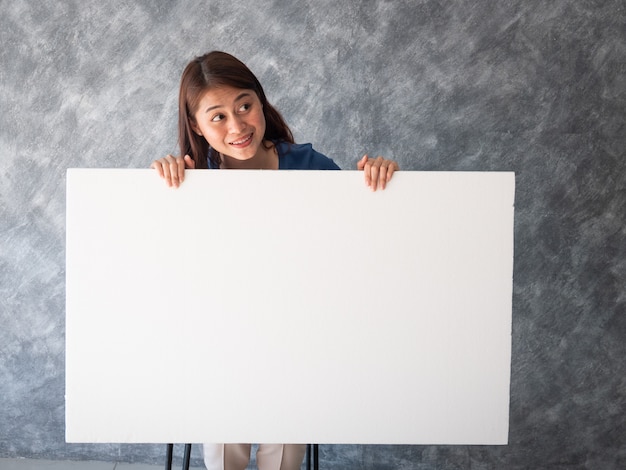 Mujer asiática con espacio de copia de bandera blanca