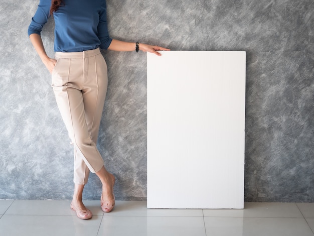 Mujer asiática con espacio de copia de bandera blanca