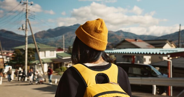 Mujer asiática en la estación de tren y viaje vista posterior en el viaje o vacaciones y libertad al aire libre Ferrocarril caminando en la plataforma y viaje de transporte para la aventura en China y viaje de fin de semana