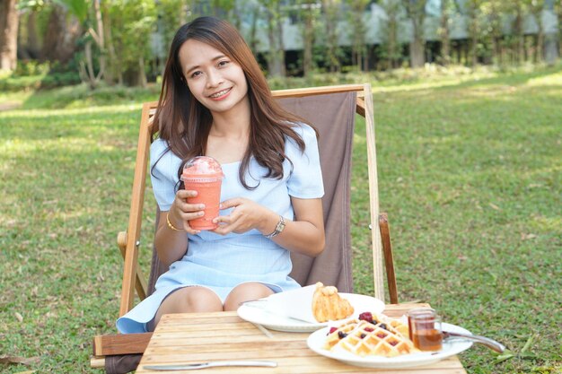 Mujer asiática feliz en una cafetería