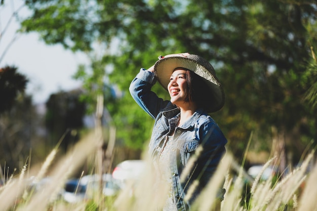 Foto mujer asiática feliz en el campo de hierba